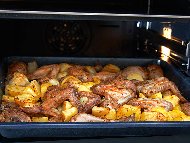Рецепта Печени пилешки крилца с картофи, бира и куркума на фурна